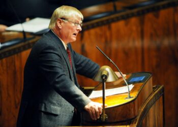 Mikko Kuoppa arvioi, että työttömyys synnyttää Suomeen uuden 150000  syrjäytyneen joukon.