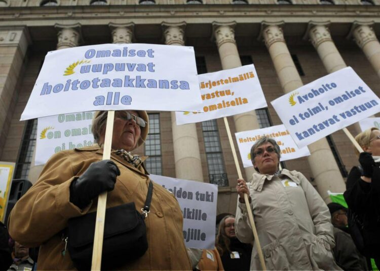 Suomi romahtaisi ilman omaishoitoa. Kuva mielenterveyskuntoutujien omaisten mielenosoituksesta lokakuulta 2010.