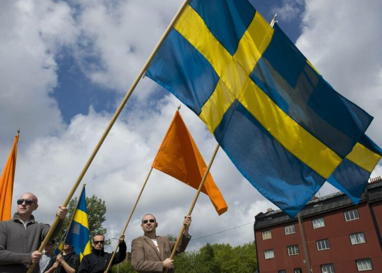 Ruotsalaisia äärioikeistolaisia mielenosoituksessa moskeijahanketta vastaan Göteborgissa toukokuussa.