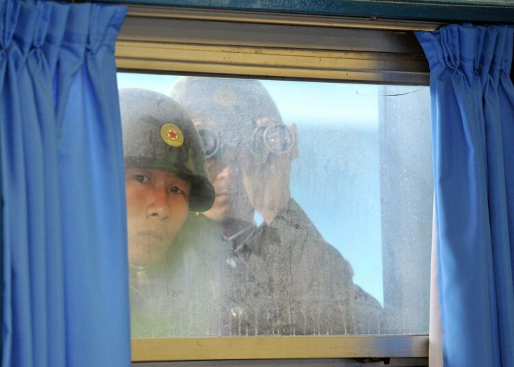 Pohjoiskorealaisia sotilaita Panmunjonin rajakylässä Pohjois-Korean ja Etelä-Korean aselepolinjalla.