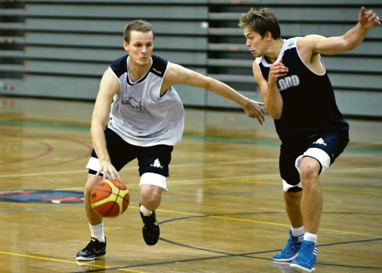 Mikko Koivisto ja Petteri Koponen (oik.) Suomen miesten koripallomaajoukkueen harjoituksissa.