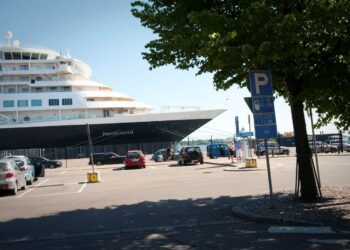Risteilyalus Katajanokalla Helsingissä.