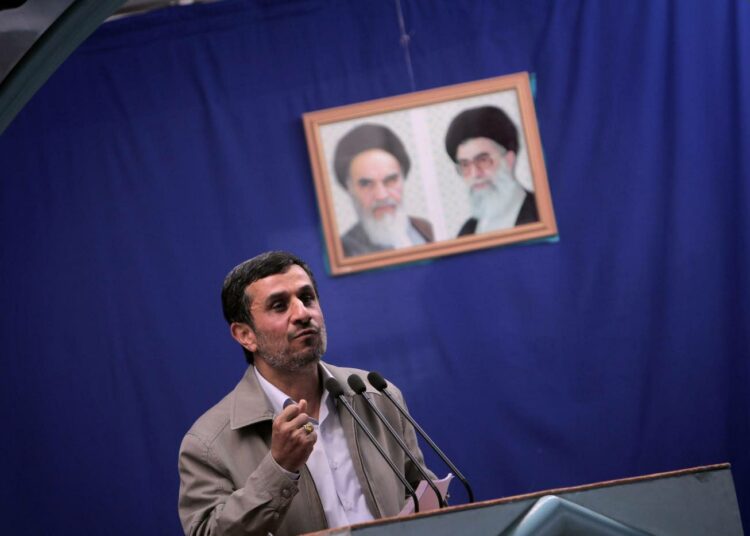 Ajatolla Ali Khamenein ja ajatolla Khomeinin kuvat valvovat, kun presidentti Mahmud Ahmadinejad puhuu, mutta tämä ei ole koko kuva Iranin todellisuudesta.