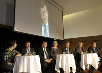 Keskustan Paavo Väyrynen oli valmis kieltämään myötätuntolakot, kun presidenttiehdokkailta kysyttiin kantaa laittomiin lakkoihin Elinkeinoelämän keskusliiton EK:n presidenttipaneelissa.