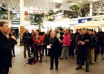 Arhinmäki keräsi puoli kymmeneltä arkiaamuna Vaasan Rewell-Centeriin satakunta kuulijaa ja myös runsaan mediaedustuksen.