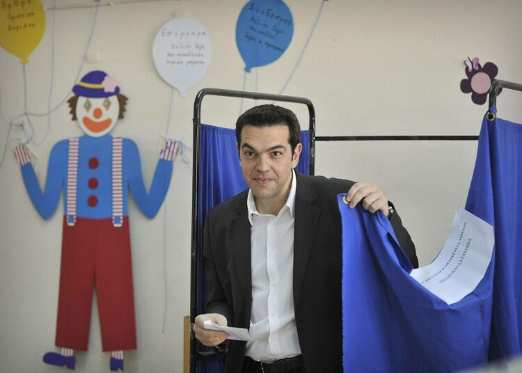 Vasemmistoliitto Syrizan johtaja Aleksis Tsipras äänestämässä Ateenassa sunnuntaina.