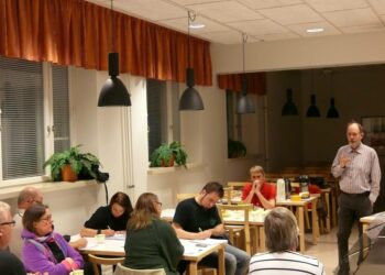 Itä-Vantaan Vasemmiston yleisötilaisuudessa puhui opetuspäällikkö Eero Väätäinen.