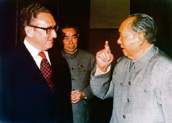 Ulkoministeri Henry Kissinger ja puhemies Mao Zedong Pekingissä 1970-luvun alussa. Takana pääministeri Zhou Enlai.