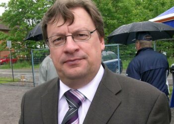 Kari Ranta-aho toivoo, että kalankasvattajat siirtyisivät rehuun, joka on valmistettu Itämerestä pyydetystä kalasta.