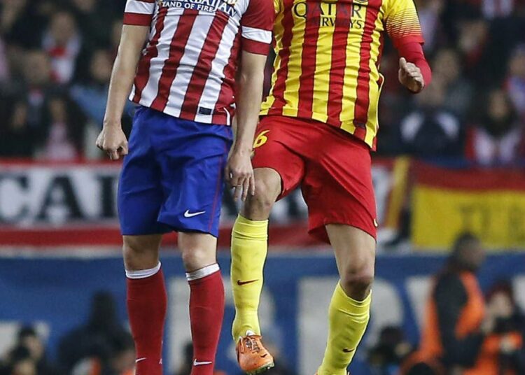Atlético Madrid on ollut kuluneen kauden sensaatiojoukkue Espanjan liigassa. Kuvassa Atléticon David Villa (vas.) ja Barcelonan Sergio Busquets.