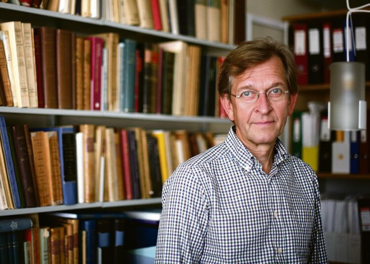 Pakotteiden pääasiallisin tarkoitus ei ole saada Venäjää muuttamaan politiikkaansa vaan tehdä jotakin ja välttää asevoiman käyttö, sanoo Martti Koskenniemi.
