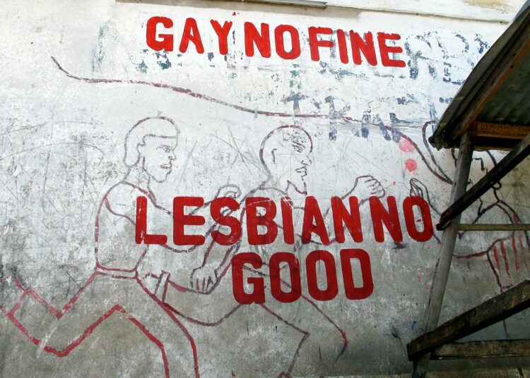 Nuorisolle suunnattu homovastainen seinäteksti Ghanan Cape Coastissa.