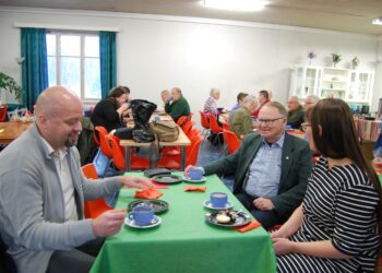 Juho Kautto, Pekka Leppänen ja Tanja Koskinen vaihtoivat kuulumisia piirikokouskahvien lomassa.