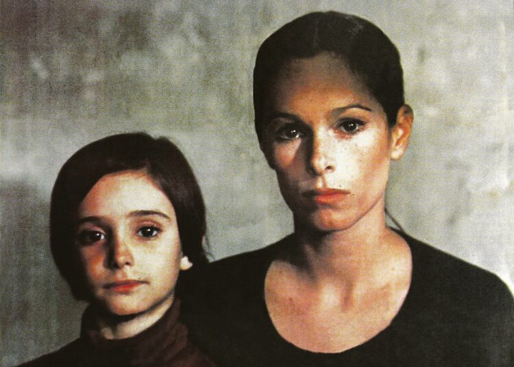 Korppi sylissä on Carlos Sauran hienoimpiin elokuviin kuuluva Francon Espanjan vertauskuva, koskettava tarina vanhempansa menettäneestä surumielisestä tytöstä. Kuvassa Ana Torrent (vas.) ja Geraldine Chaplin.