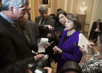Yhdysvaltain senaatin tiedusteluvaliokunnan puheenjohtaja Dianne Feinstein puhumassa toimittajille tiistaina.