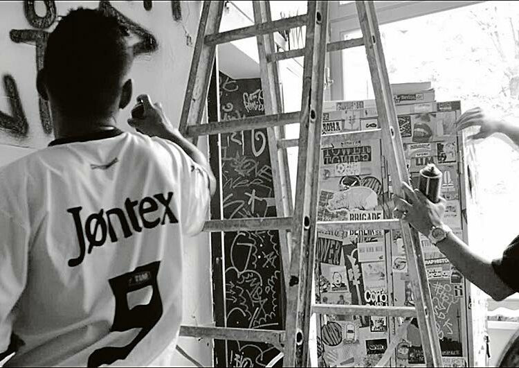 Nuoret miehet maalaavat poliittisia viestejään korkealle talojen ulkoseiniin São Paulossa. Yllättäen nämä pixadorit kutsutaan taidebiennaaliin Berliiniin.