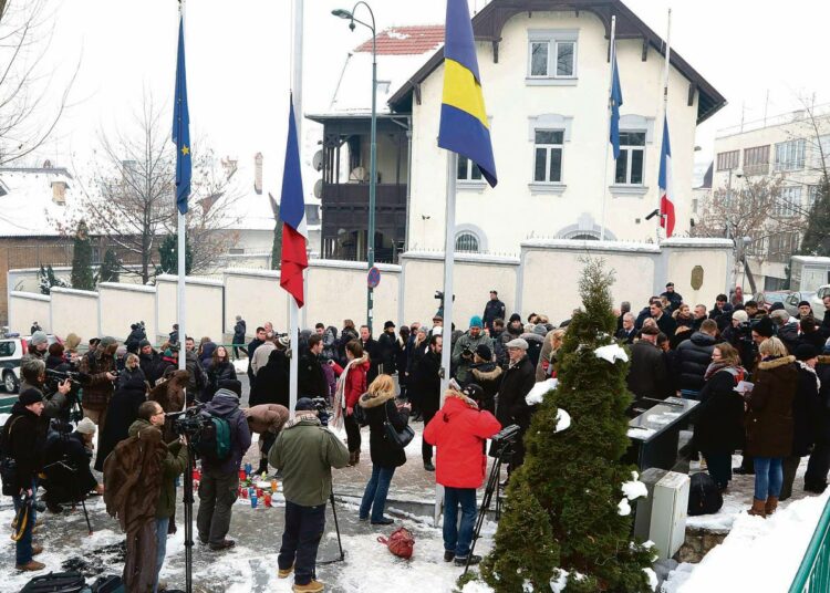 Ihmiset kokoontuivat 8. tammikuuta suremaan Charlie Hebdo -lehteen tehdyn hyökkäyksen uhreja Ranskan suurlähetystön edustalle Sarajevossa.