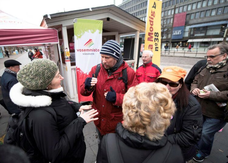 Yhteiskunnallinen eriytyminen haastaa politiikkaa, ja etenkin vasemmiston poliittinen kannatus on ollut laskusuunnassa jo pitkään. Syitä koko vasemmiston heikkoon tilaan on haettu. Mitään viisasten kiveä, jolla politiikan suunta käännettäisiin, ei ole löydetty. Puheenjohtaja Paavo Arhinmäki vaalimökillä Helsingissä.