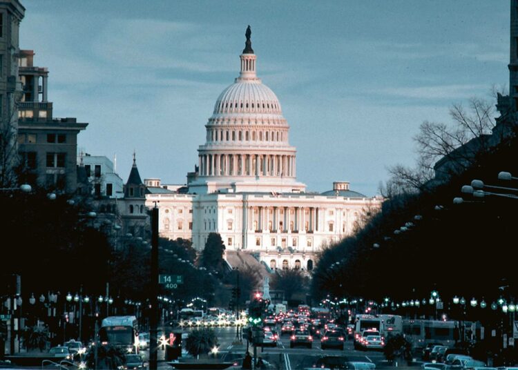 Talouden madonluvut on pysäyttävä ja pelottava dokumentti, joka väittää vapaan markkinatalouden tulleen tiensä päähän. Kuvassa Capitol Washingtonissa.