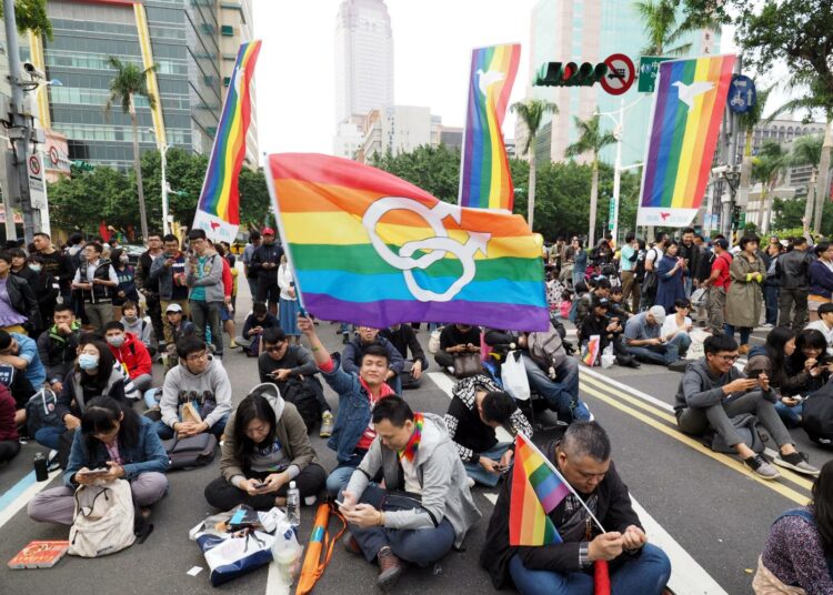 Taiwanin pääkaupungissa Taipeissa järjestettiin maanantaina mielenosoitus tasa-arvoisen avioliittolain puolesta.