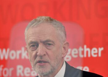 Jeremy Corbyn pitämässä linjapuhettaan tiistaina Peterboroughissa.