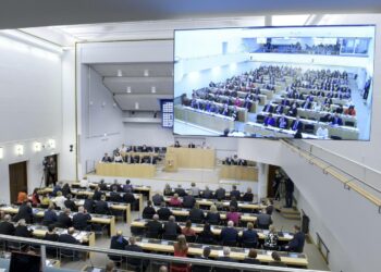 Eduskunnan kevään istuntokauden suuria kysymyksiä ovat sosiaali- ja terveydenhuollon uudistus sekä maakuntauudistus.