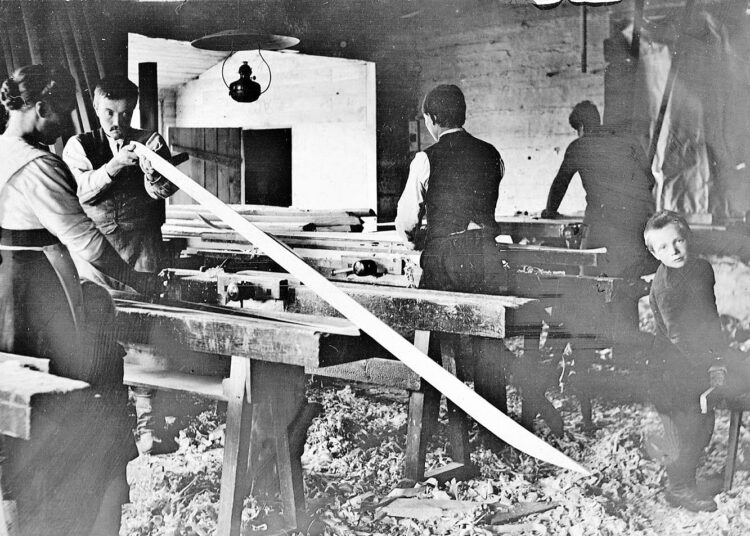 Puusuksen kehittelyssä myös kauneusarvot tulivat tärkeiksi.  Kuva jyväskyläläisestä Uusituvan suksitehtaasta 1920-luvulla.