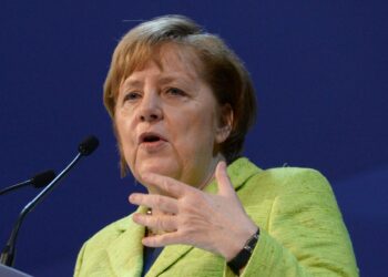 Liittokansleri Angela Merkeliin kohdistuu jatkuvasti arvostelua oman puolueen oikeistosiivestä.