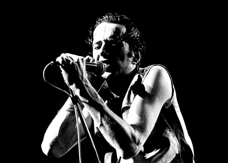 The Clash -yhtyeen keulahahmosta Joe Strummerista kertova dokumentti sisältää valtavat määrät arkistomateriaalia.
