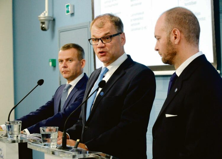 Valtiovarainministeri Petteri Orpo (vas.), pääministeri Juha Sipilä ja eurooppa-, kulttuuri- ja urheiluministeri Sampo Terho ajavat sotea, jota jouduttaisiin korjaamaan heti päätösten jälkeen.