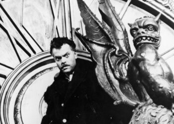 Elokuvan ohjaaja Orson Welles esittää myös pääosaa, professori Charles Rankinia.