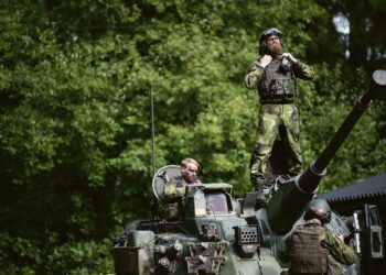 Ruotsi on Naton kumppani ja osallistuu tiiviisti sotilasliiton harjoituksiin. Kuvassa ruotsalaissotilaita Aurora 17 -harjoituksessa Ruosissa viime syyskuussa.