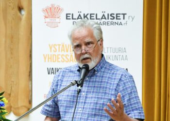 Martti Korhonen avasi Eläkeläisten edustajakokouksen Varkaudessa.