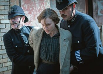 Poliisit retuuttavat pesulassa työskentelevää suffragettiaktivistia Maud Wattsia (Carey Mulligan).