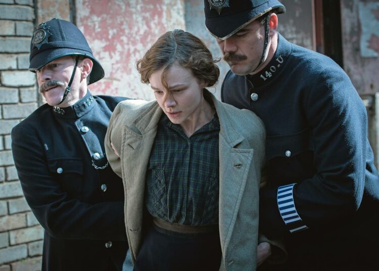 Poliisit retuuttavat pesulassa työskentelevää suffragettiaktivistia Maud Wattsia (Carey Mulligan).