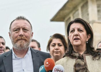 Vasemmisto- ja kurdipuolue HDP:tä johtavat Sezai Temelli ja Pervin Buldan puhuivat lehdistölle toukokuussa tavattuaan Erminessä vankilassa istuvan puolueen presidentti-ehdokkaan Selahattin Demirtasin.