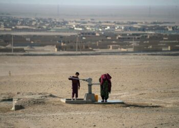 Ruoan, veden ja energian tuottaminen kaikille tarvitseville on jo nyt vaikeaa. Kehittyneillä mailla on THL:n pääjohtajan Juhani Eskolan mukaan suurin vastuu nykytilanteesta. Afganistanilaispoika pumppaa vettä kaivosta kuivuutta kärsivässä Sakhin kylässä.