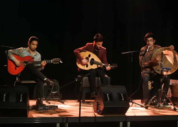 Ahoo Band & Friends fuusioi arabialaista, espanjalaista ja kurdimusiikkia.