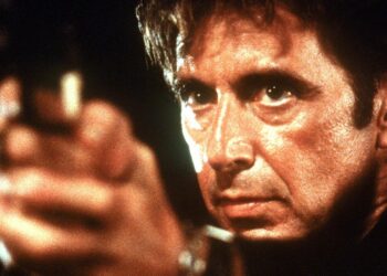 Michael Mannin rikoselokuvassa sitkeä poliisi Vincent Hanna (Al Pacino).  yrittää päästä ryöstäjäjoukkion jäljille.