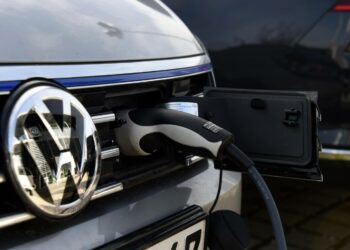 Yhtä useamman taloyhtiön pihalla ladataan sähköautoa.