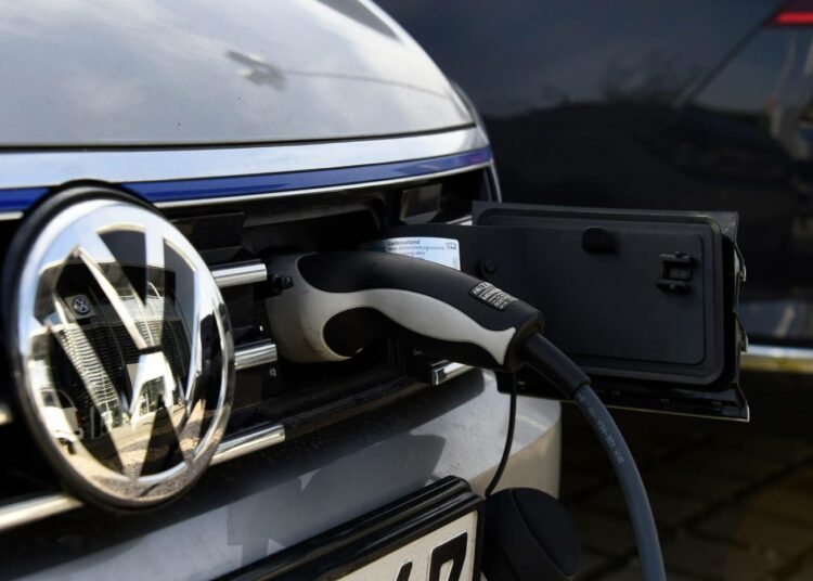 Yhtä useamman taloyhtiön pihalla ladataan sähköautoa.