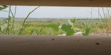 Armenian asevoimien asemat näkyvät pieninä mustina pisteinä azerien vartiotornin tähystysikkunasta. Matkaa on vain muutama sata metriä.