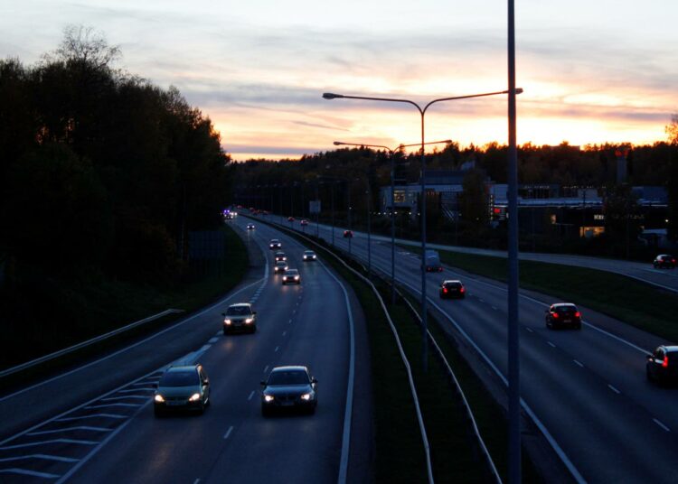 Nykyvauhdilla liikenteen päästöt eivät vähene tarpeeksi tavoitteisiin nähden, sanotaan liikenne- ja viestintävirasto Traficomista.