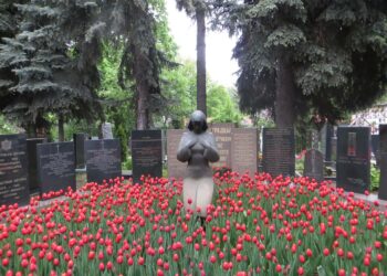 Poliittisesti sorrettujen muistomerkki Donskoin luostarin hautausmaalla.