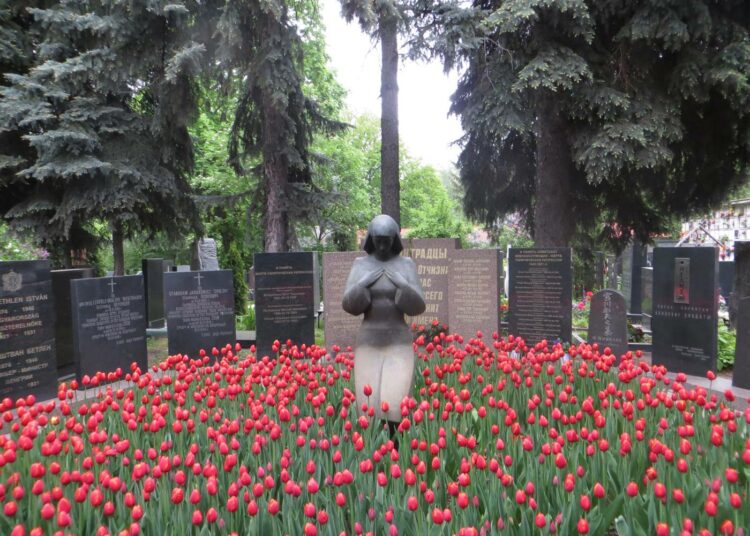 Poliittisesti sorrettujen muistomerkki Donskoin luostarin hautausmaalla.