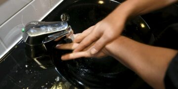 ”Pese käsiä vedellä ja saippualla ainakin 20 sekunnin ajan”.