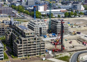 Rakentaja on Alankomaissa hyvin usein itsensätyöllistäjä. Asuntorakentamista Pohjois-Amsterdamissa vuonna 2019.