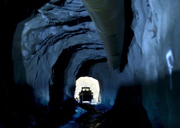 Malmin louhintaa yli 300 metrin syvyyydessä Agnico Eaglen kultakaivoksella Kittilässä. Vasemmistoliiton Merja Kyllösen mukaan kaivoslaki on uudistettava niin, että kaikenlaiset kepulikonstit tilkitään.