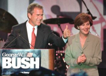 Teksasin kuvernööri George W. Bush puolisonsa Lauran kanssa kampanjatilaisuudessa.