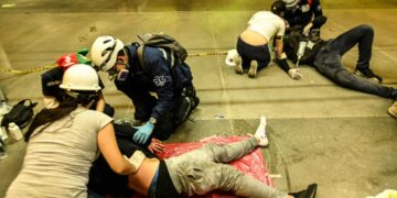 Poliisit ovat ampuneet hengiltä kymmeniä mielenosoittajia ja pitkälti yli 2¿000 on loukkaantunut protesteissa. Kuva on otettu toukokuussa Medellinissä.
